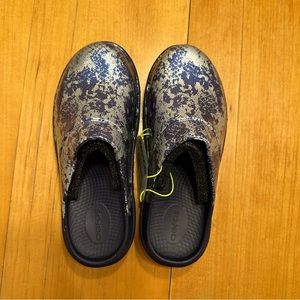 OOFOS Navy Clogs NWT